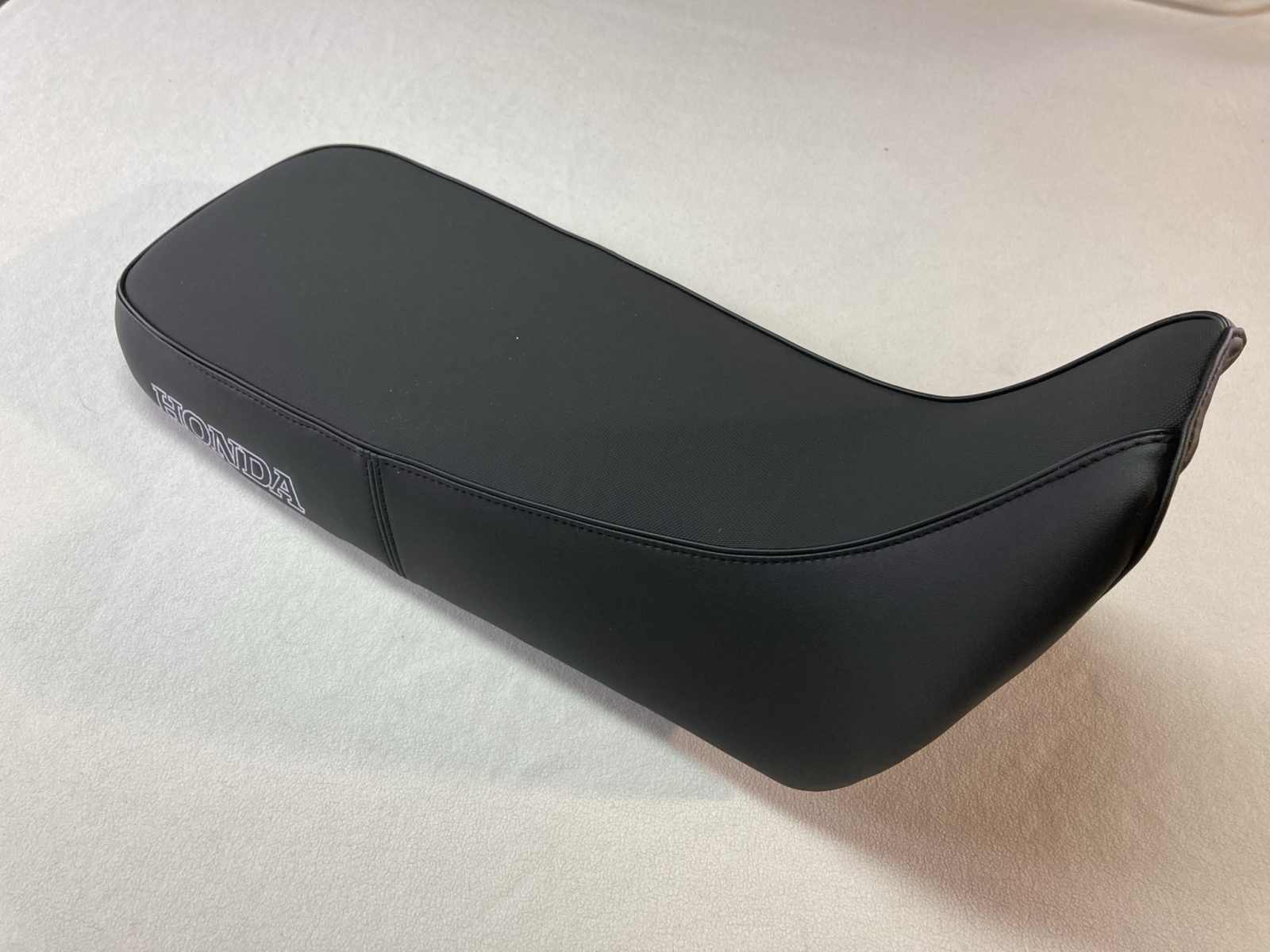 Sitzbank neu beziehen für Honda Africa Twin XRV 750 RD07