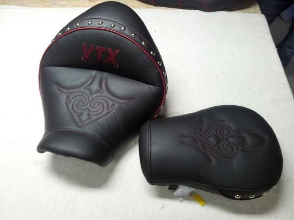 Honda VTX Sitzbank Sitz neu beziehen incl. Stickerei - echtes Leder